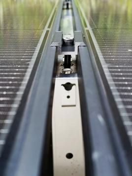 Klemme, Mitte 28 bis 50 mm, zur Befestigung von Solarmodulen auf Aluminiumschienen — vue 2
