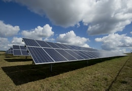 Energieautonomie in 2026: Geopolitiek, Batterijen en Tariefarbitage